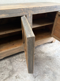 Stoer groot vergrijsd houten dressoir kast wandkast Sidetable landelijk 212 cm tv televisie. 116