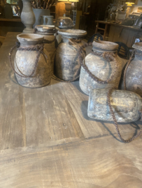 Oude doorleefd vergrijsd houten Nepal pot potje potten kruik kruikje vaas landelijk stoer met jute touw