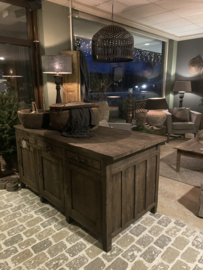 Heel gaaf oud stoer doorleefd houten kookeiland keukeneiland keukenblok kast dressoir landelijk vintage industrieel werkbank