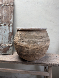 Grote oude grijs stenen kruik H50 X 55 cm pot bruingrijze bruine grijze mega vaas bloempot stoer sober landelijk olijfpot olijfkruik waterkruik