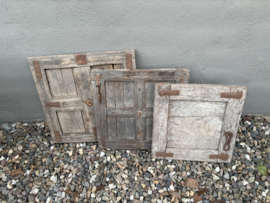 Oud vergrijsd houten luikje luik paneel Wandpaneel 33 x 31,5 cm