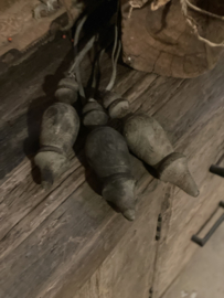 Stoere oude vergrijsd houten klos klossen klosje kerstbal kersthanger  klosjes decoratie aan leren koord landelijk
