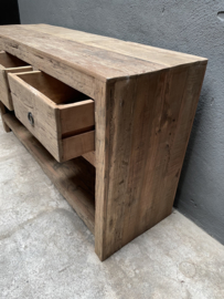 Stoer oud vergrijsd houten sidetable tafel bassano ladekast wastafel wastafelmeubel keukenblok kookeiland grove nerf dressoir sidetable werkbank bureau landelijk stoer robuust vergrijsd hout kookeiland keukeneiland wandmeubel 3 lades