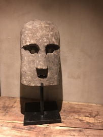 Prachtig stenen masker op statief standaard kop hoofd landelijk stoer robuust industriële zwart metalen voet