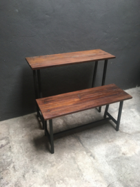 Stoere industriële landelijke schoolbankje sidetable bureau voor metalen onderstel houten blad vintage bruin