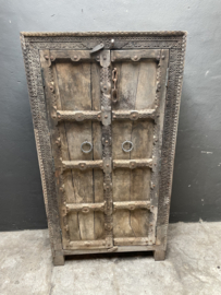 Grote dichte oud vergrijsd houten kast 2 deurs Oosters legplanken India robuust antiek doorleefd hout landelijk industrieel vintage urban metalen beslag oude deuren poort deur kledingkast servieskast linnenkast boekenkast houtsnijwerk