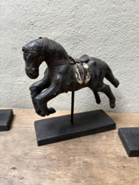 Brocante oude leren paardje op voet standaard beeldje paard horse vintage