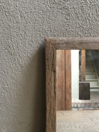 Oud vergrijsd houten spiegel lijst met spiegel 50 x 40 cm spiegeltje truckwood sloophout nerf landelijk sober stoer industrieel
