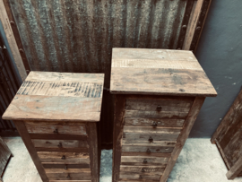 Oud vergrijsd houten ladekastje ladenkastje  landelijk vergrijsd lades laatjes industrieel metalen greepje beslag