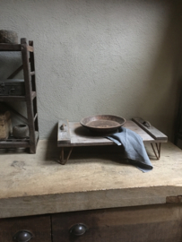 Oud rechthoekig doorleefd vergrijsd houten sloophouten bed tafeltje serveertray ontbijt op bed dienblad opstapje opstap plank op metalen voetjes roest schaal met smeedijzeren metalen handvaten landelijk stoer robuust vintage industrieel