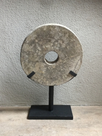Oude ronde molensteen ornament rond  op standaard stone zandstenen grinder landelijk stoer industrieel