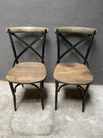 Stoere metalen landelijke industriële stoel stoelen houten zitting leuning kruisrug vintage zwart hout industrieel landelijk stoer