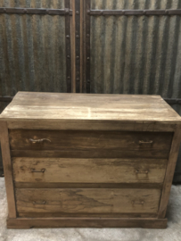 Stoere grote oude doorleefd houten ladekast ladenkast kast stoer robuust landelijk commode dressoir