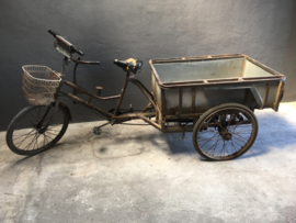 Orginele oude metalen transportfiets eye catcher bakfiets ( riksja ) bakkerskar bakkersfiets plantenbak  goederenfiets winkel reclame decoratie uniek item industrieel vintage grijs bruin zwart metaal plantenbak winkel