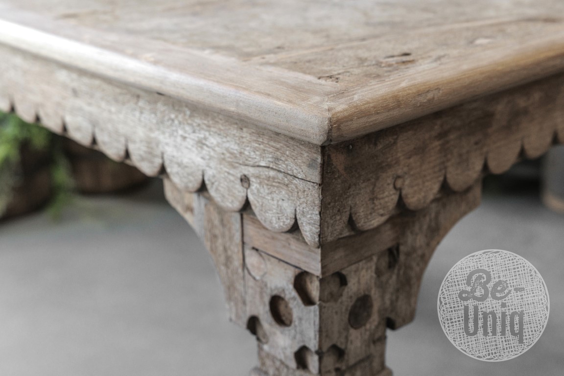 Unieke oude vergrijsd houten tafel eettafel bijzettafel keukentafel houtsnijwerk oosters 104 x 80 cm H76 cm landelijk