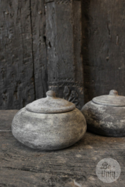 Stoere handgemaakte stenen pot met deksel potje suikerpot snoeppot voorraadpot bonbonschaaltje landelijk grijs H12 x D18 cm