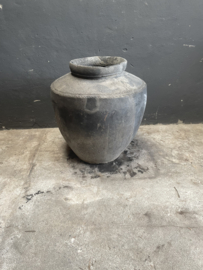 Grote oude grijs stenen kruik pot beige grijze vergrijsd mega vaas stoer sober landelijk olijfpot olijfkruik waterkruik