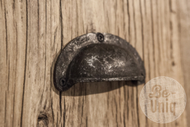 Stoer oud metalen handvat half maantje halve maan boerengreepje authentiek old look oude stijl handvat handgreep greepje landelijk industrieel vintage
