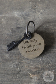 Decoratie sleutel sleutelbos met oud vergrijsd houten hanger tekst the key to all your answers landelijk stoer kado