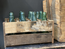 Oud houten kratje met Orginele oude groen blauwige glazen flesjes vintage