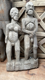 Oud vergrijsd houten beeld man en vrouw echtpaar beeldje landelijk stoer sober pop poppen Borneo