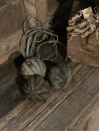Stoere oude vergrijsd houten klos klossen klosje kerstbal kersthanger  klosjes decoratie aan leren koord landelijk