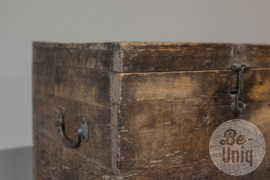 Authentiek oud houten kistje met metalen details landelijk stoer industrieel urban