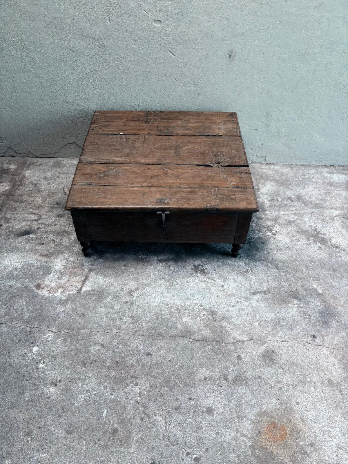 Stoere oude vergrijsd houten salontafel kast  dekenkist salontafel tafel bijzettafel tafeltje met oud metalen beslag industrieel sober landelijk  metaal industrieel vintage
