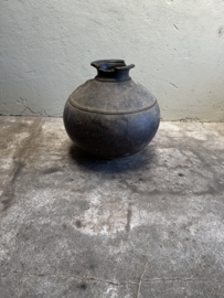 Prachtige vergrijsd antieke claypot Nepal kruik stenen vaas pot landelijk stoer sober vintage 48 x 45 cm