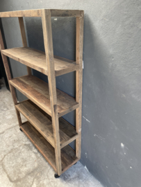 Stoere oud houten kast wandkast rek schap Roomdivider on wheels op wieltjes trolley boekenkast teakhout Bassano boekenkast roomdivider wandmeubel landelijk stoer boekenrek op wieltjes Bassano