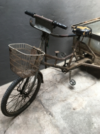 Orginele oude metalen transportfiets eye catcher bakfiets ( riksja ) bakkerskar bakkersfiets plantenbak  goederenfiets winkel reclame decoratie uniek item industrieel vintage grijs bruin zwart metaal plantenbak winkel