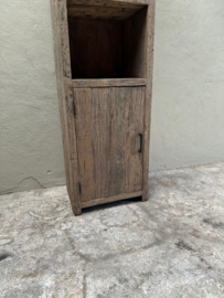 Stoere hoge smalle oude vergrijsd houten kast met deur deurtje linksdraaiend railway truckwood keukenkast landelijk robuust boekenkast 200 x 50 x D36 cm schap handdoeken badkamer keuken rek grof stoer hout