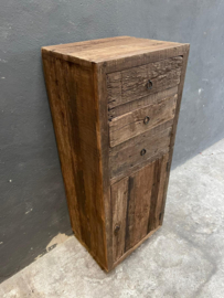 Stoer oud vergrijsd houten ladekast kast 50 x 40 x H130 cm kastje met lades en deurtje smal hoog model landelijk stoer industrieel Railway truckwood