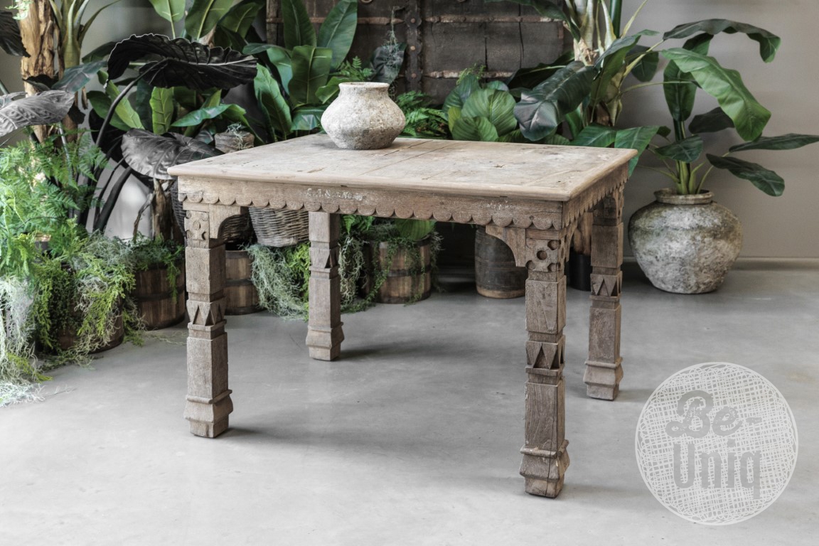 Unieke oude vergrijsd houten tafel eettafel bijzettafel keukentafel houtsnijwerk oosters 104 x 80 cm H76 cm landelijk