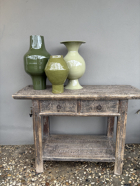 Stoer oud vergrijsd houten sidetable wandtafel wastafel wastafelmeubel badkamermeubel werkbank ladekast met onderplank landelijk