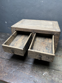 Stoer oud vergrijsd houten ladekastje kastje tafeltje opstapje opzet landelijk stoer