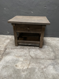 Oud vergrijsd houten tafeltje bijzettafeltje nachtkastje kastje haltafeltje landelijk stoer met lade laatje