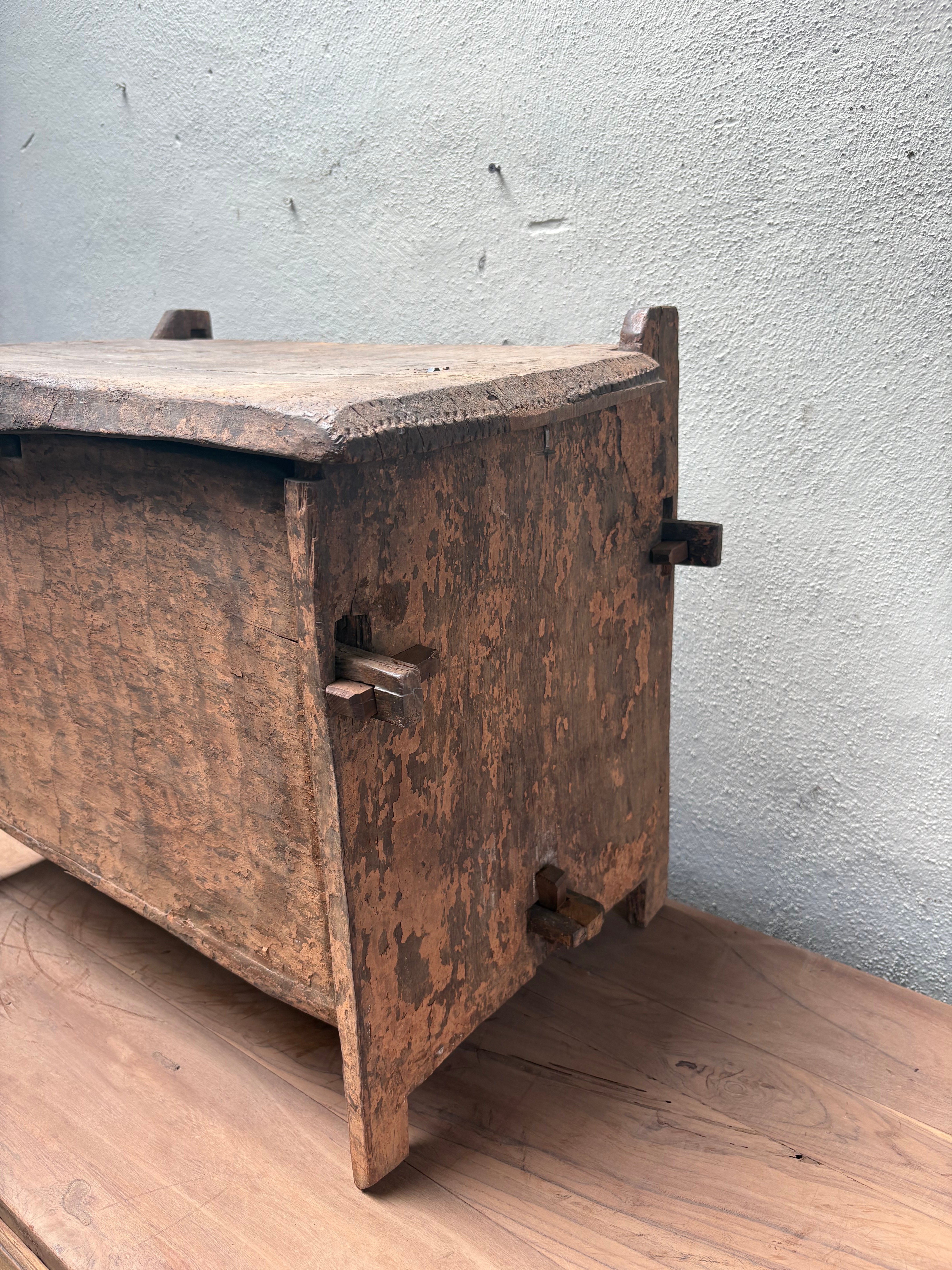 Stoere originele oude houten Himalaya kist kistje dekenkist landelijk klepbank nr 41