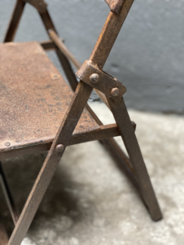 Oud bruin metalen kinder stoeltje stoeltjes school schoolstoeltjes kinderstoelen klapstoel vintage industrieel landelijk stoer urban inklapbaar  bistro