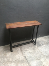 Stoere industriële landelijke schoolbankje sidetable bureau voor metalen onderstel houten blad vintage bruin