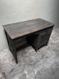 Stoer vergrijsd houten tafel tafeltje buro bureau bijzettafeltje tafeltje met laatje en deurtje