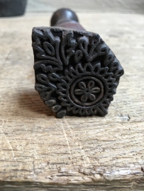 Oud houten stempel met handvat textielstempel india batik stempeltje vintage industrieel