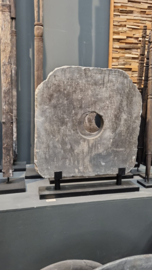 Hele stoere grote vergrijsde grijze stenen ornament molensteen vensterbank raamdecoratie sober beige grijs maalsteen sober landelijk