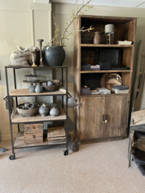 Enorm stoere industriële trolley transportkar kast rek vintage schap zwart metalen kar met oude houten legplanken keukenkast schoenenrek wagen kast op wielen landelijk rek schap