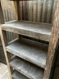 Stoere hoge oude houten kast schoenenrek keukenrek keukenkast legplanken met ijzer bekleed landelijk industrieel vintage robuust boekenkast schap rek grof stoer hout