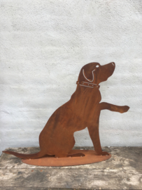 Plaatstaal zittende hond labrador tuin decoratie metaal roest tuinornament tuinbeeld