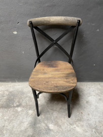 Stoere metalen landelijke industriële stoel stoelen houten zitting leuning kruisrug vintage zwart hout industrieel landelijk stoer