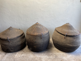 Prachtige unieke grote orginele oude vergrijsde mand 85 cm doorsnede dessert basket met deksel landelijk stoer sober vintage uniek desert