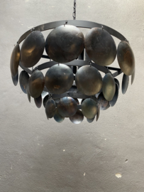 Stoere ijzeren lamp 40 cm schijfjes oud zwart lamp hanglamp schelpen schelpjes landelijk stoer industrieel