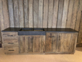 Stoer vergrijsd houten keukenblok keuken XL met hoge kast keukentje (buiten)keuken oud Elmwood met hardstenen blad en dubbele wasbak landelijk stoer grijs